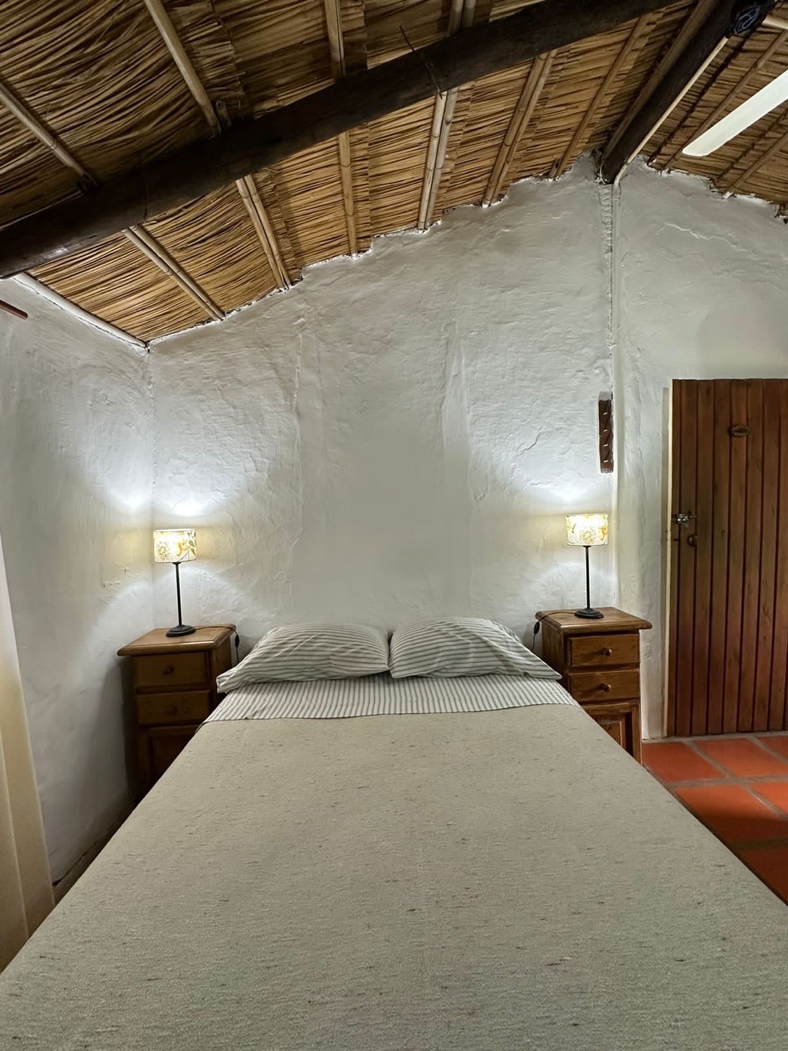 Habitación con techo de paja y paredes encaladas