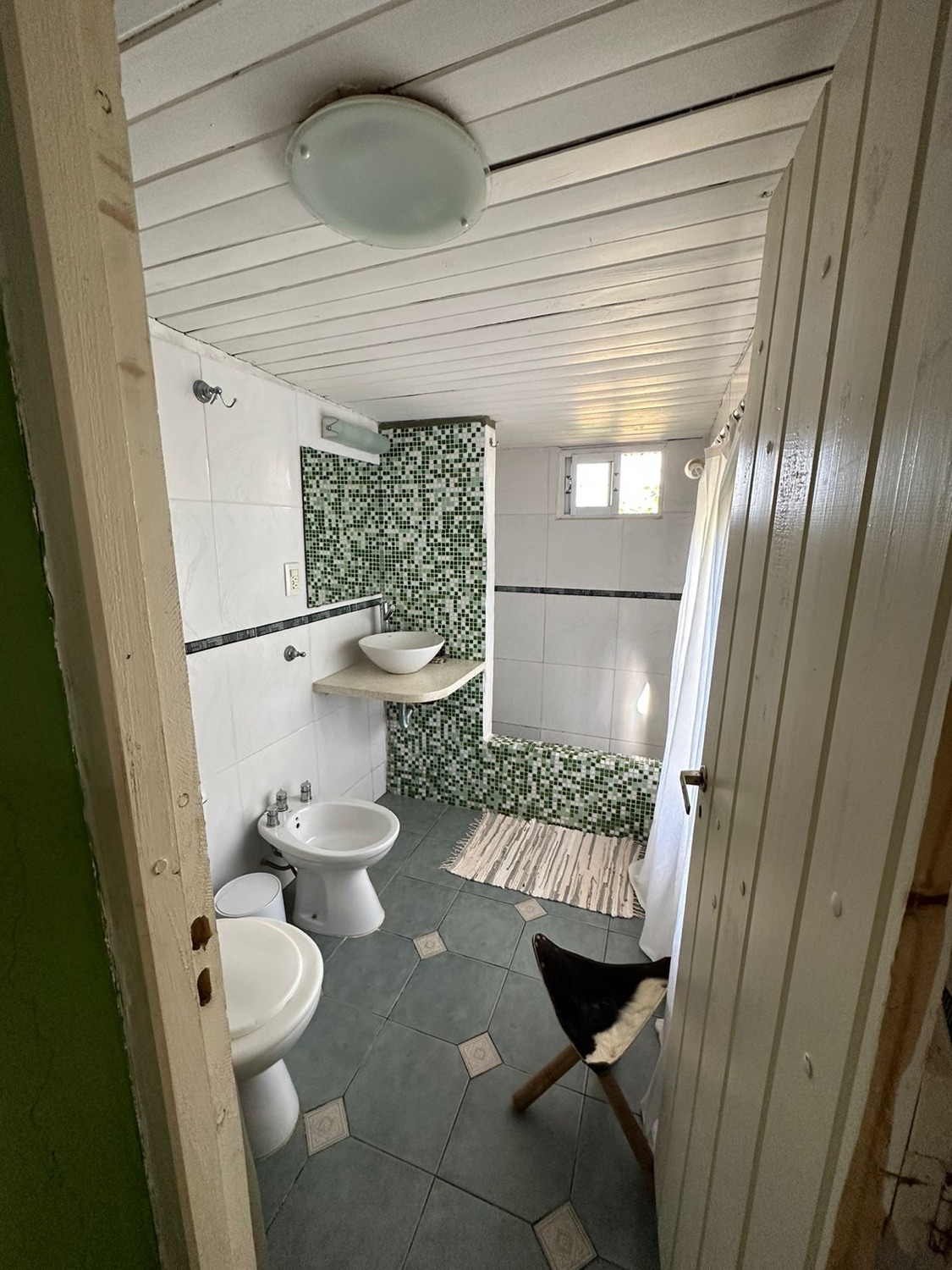 Baño con revestimiento de mosaico verde
