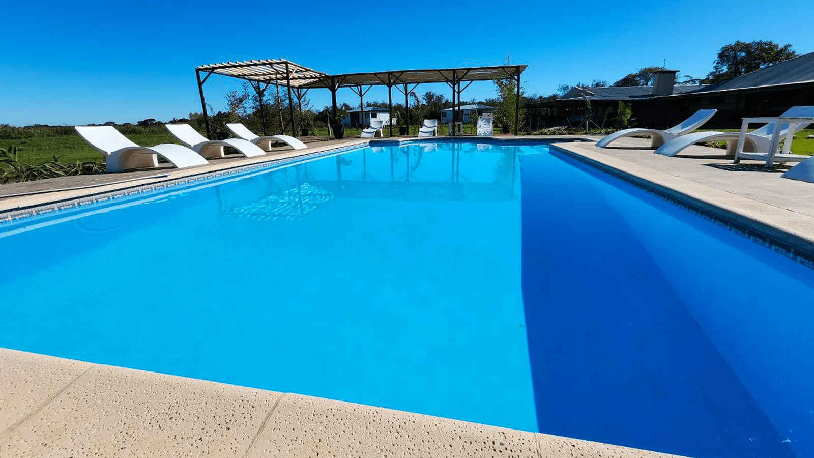 Pileta a orillas de la Laguna Iberá con pergola y reposeras