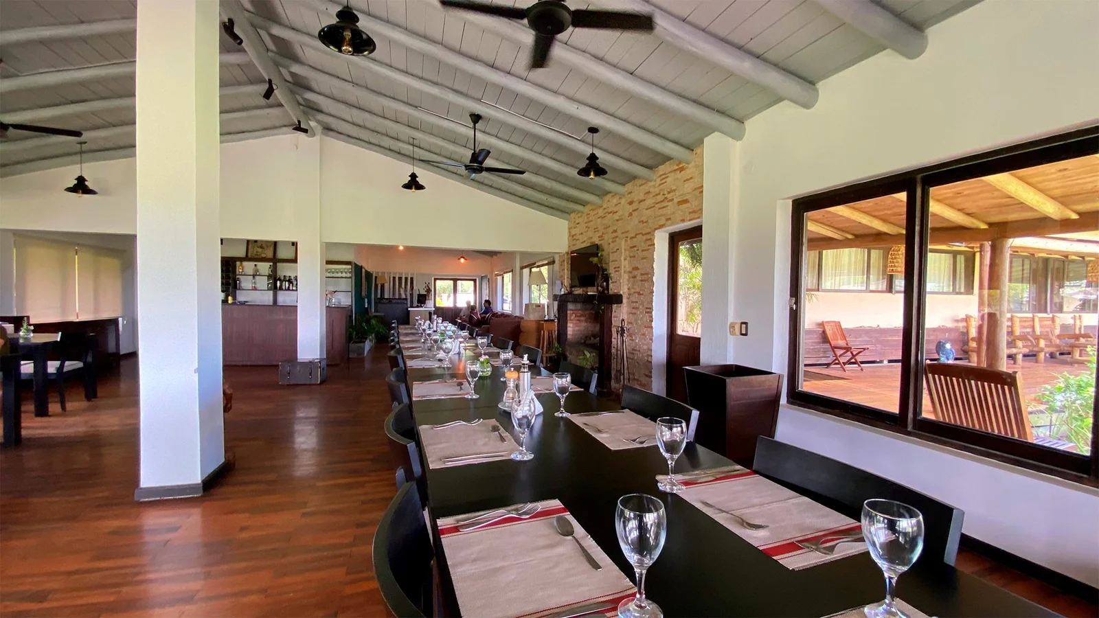 Salón comedor con gastronomía local y vista al jardín