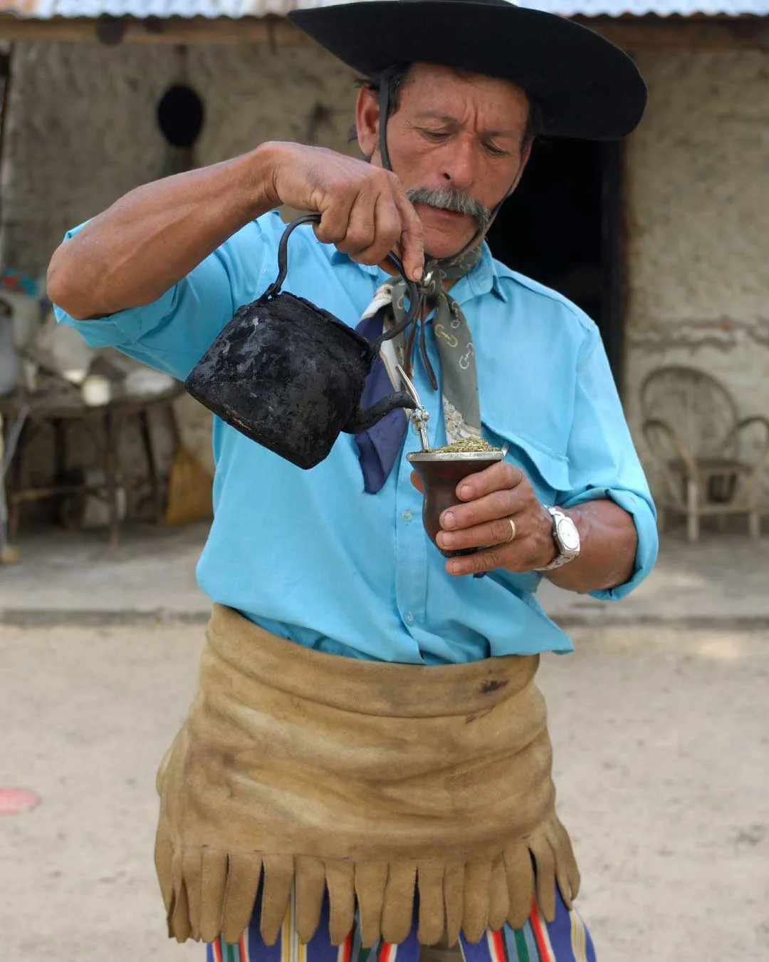 Gaucho correntino preparando el mate  -  cultura local