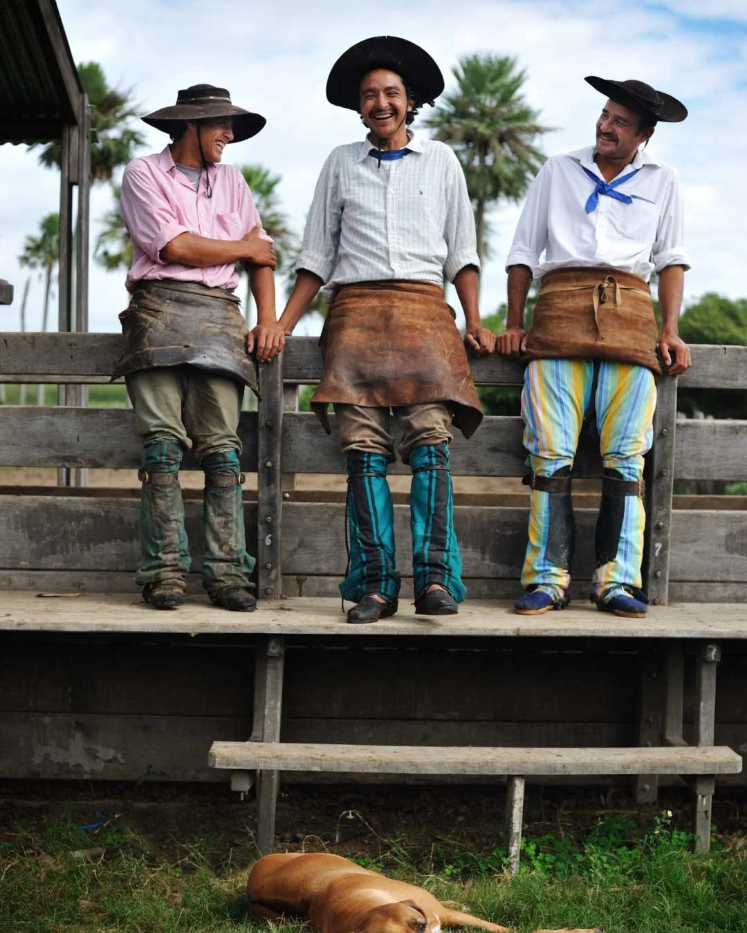 Gauchos en el rodeo  -  vida campera del Iberá