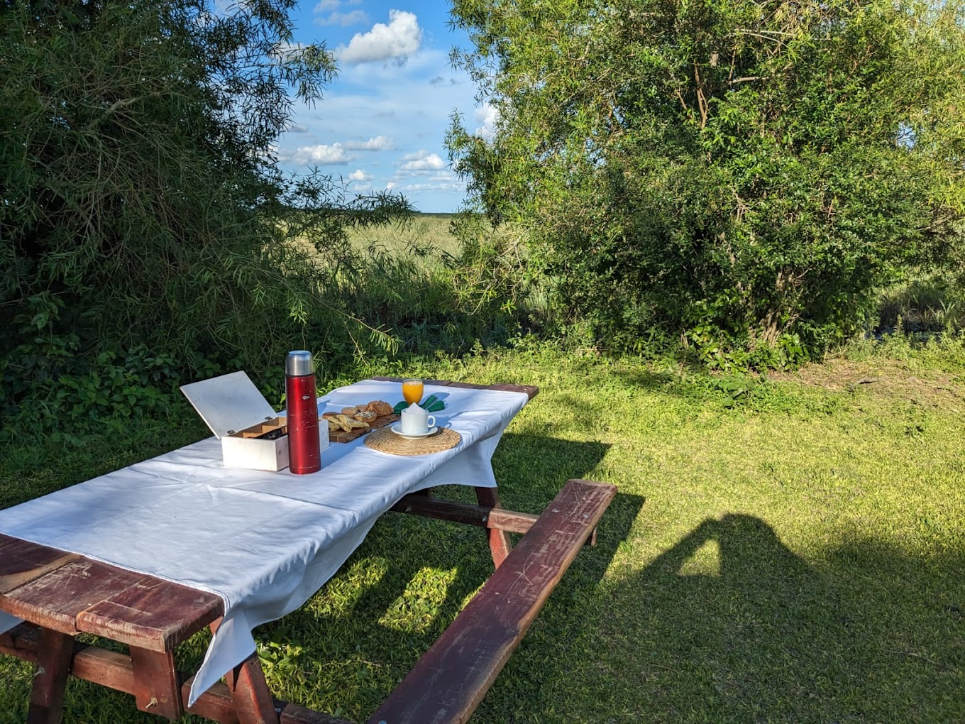 Merienda al aire libre con vista al monte durante el tour en Carambola