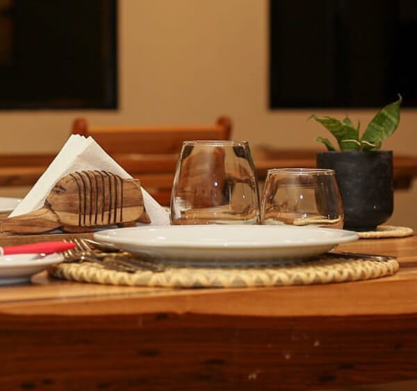 Mesa servida con copas  -  gastronomía en Jasy Hostería