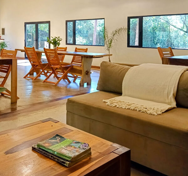 Living con sofá y comedor con piso de madera maciza  -  espacio compartido