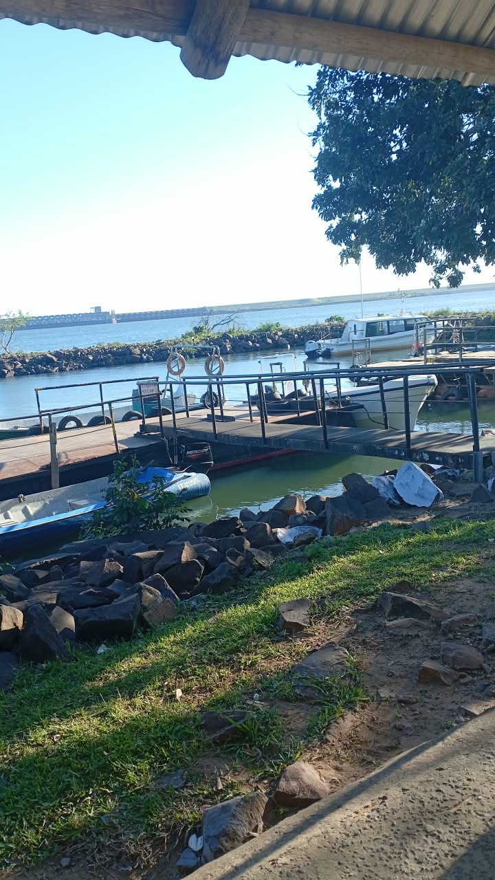 El puerto de la isla, con las lanchas amarradas