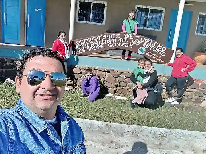 Con un grupo frente a la Secretaría de Turismo de San Antonio