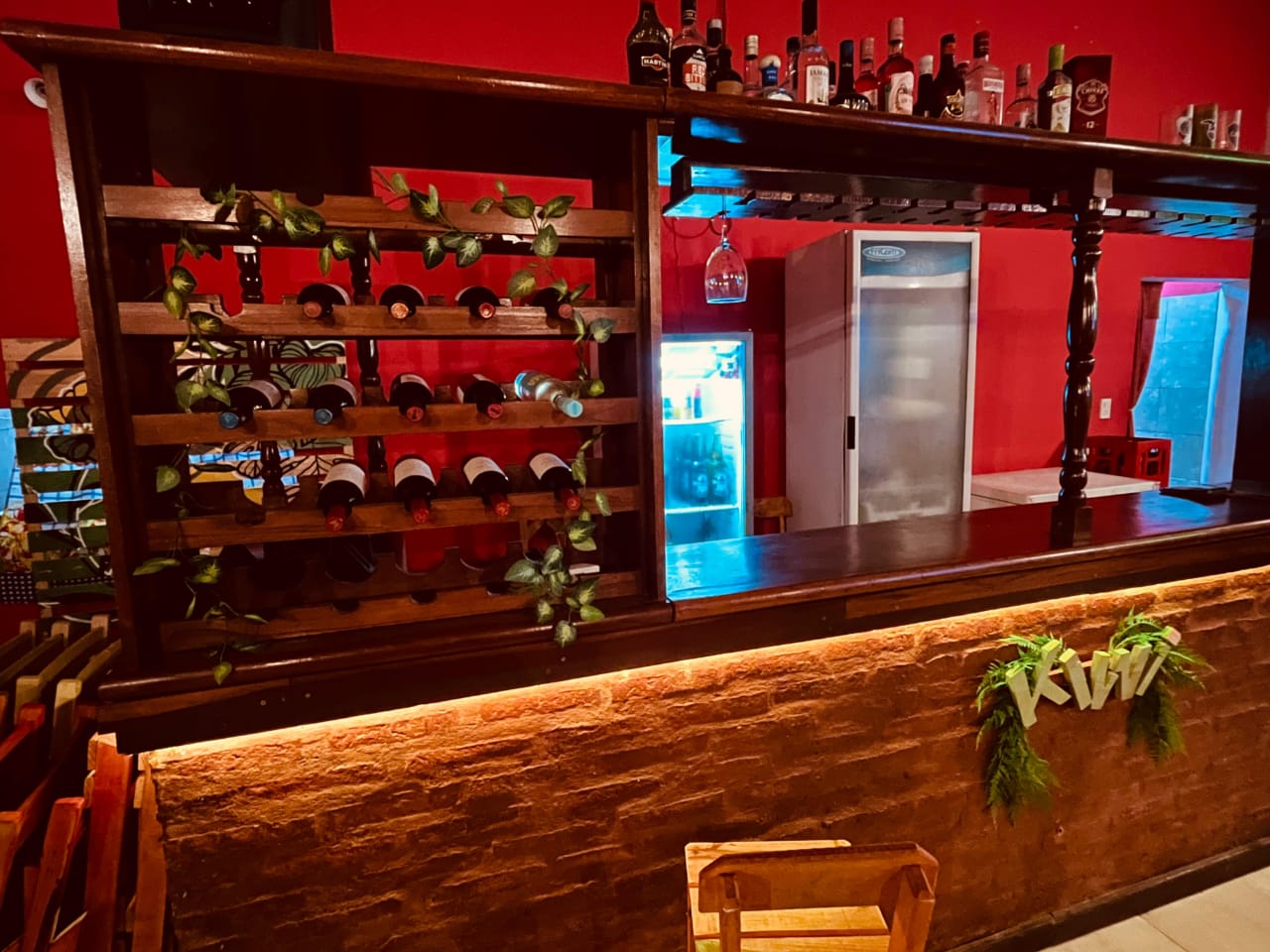 Barra del Kiwi Bar con botelleria y vinos  -  Loreto, Portal San Antonio