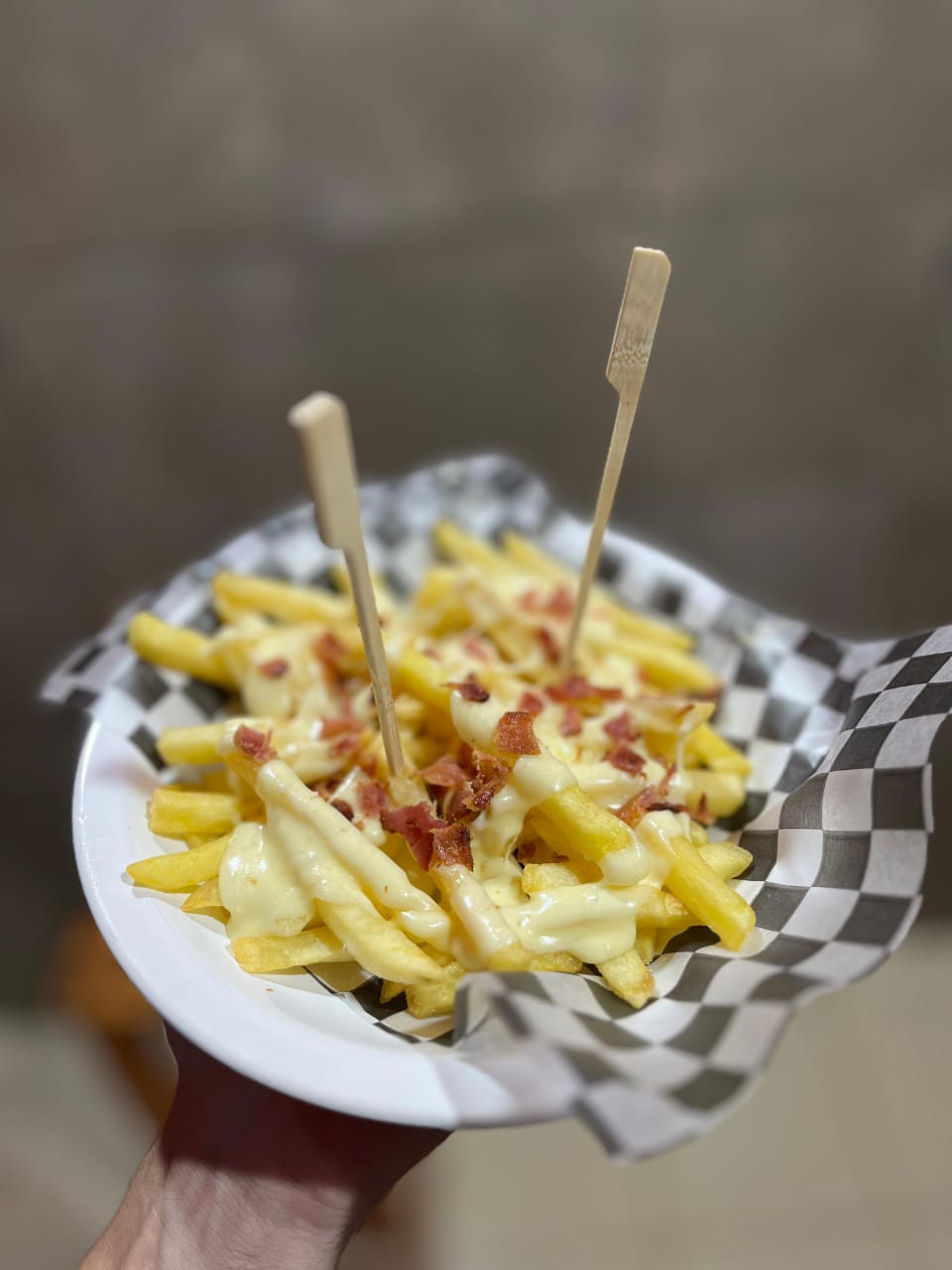 Papas fritas con queso y bacon en el Kiwi Bar  -  para compartir