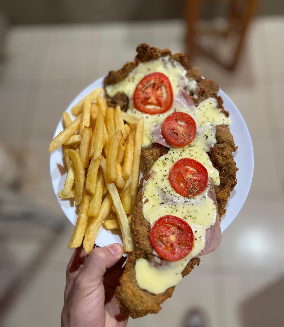 Milanesa napolitana con papas fritas en el Kiwi Bar, Loreto