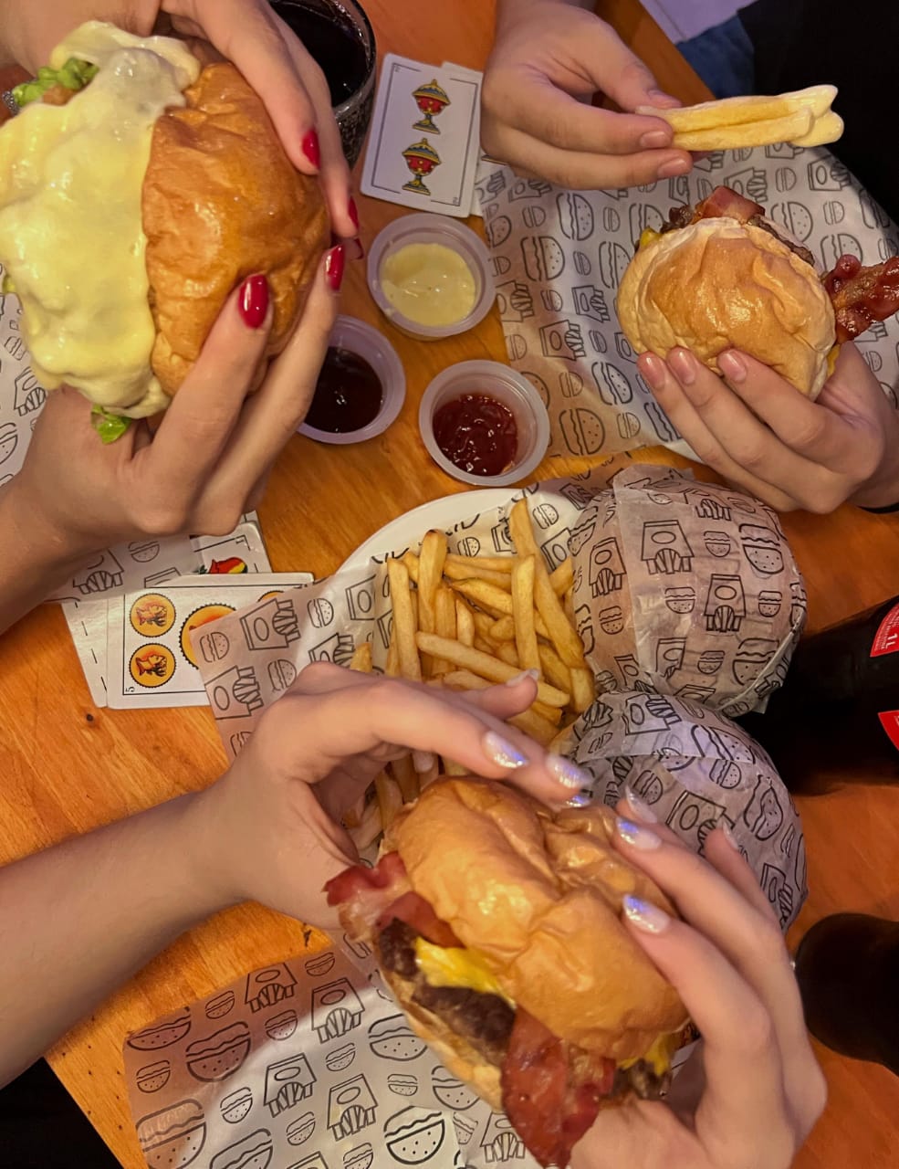 Hamburguesas y papas para compartir en el Kiwi Bar de Loreto