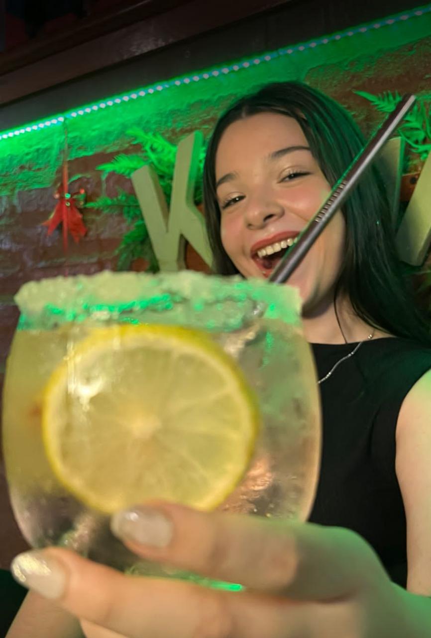 Tragos en el Kiwi Bar de Loreto  -  ambiente de bar en los esteros
