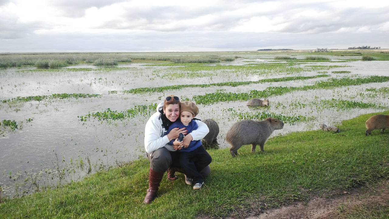 Visitantes con carpinchos en la orilla del estero  -  Iberá Cambyretá