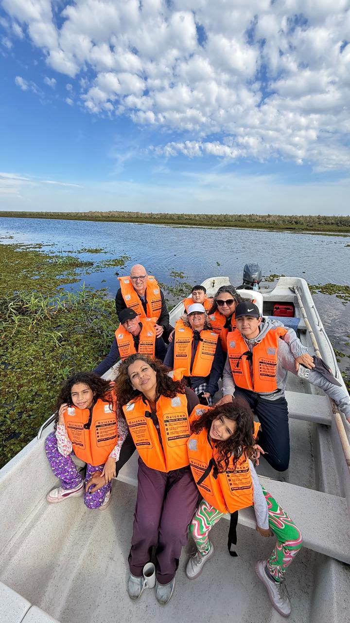 El grupo a bordo, saliendo por los esteros