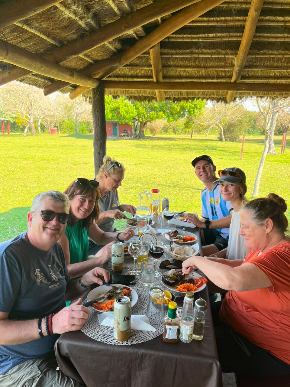 El almuerzo del grupo, bajo el quincho