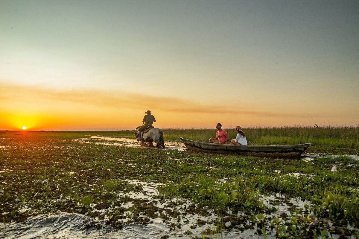 Gaucho y canoa al atardecer en los esteros  -  excursión guiada