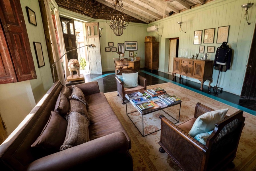 Sala de estar con sofá y objetos históricos correntinos