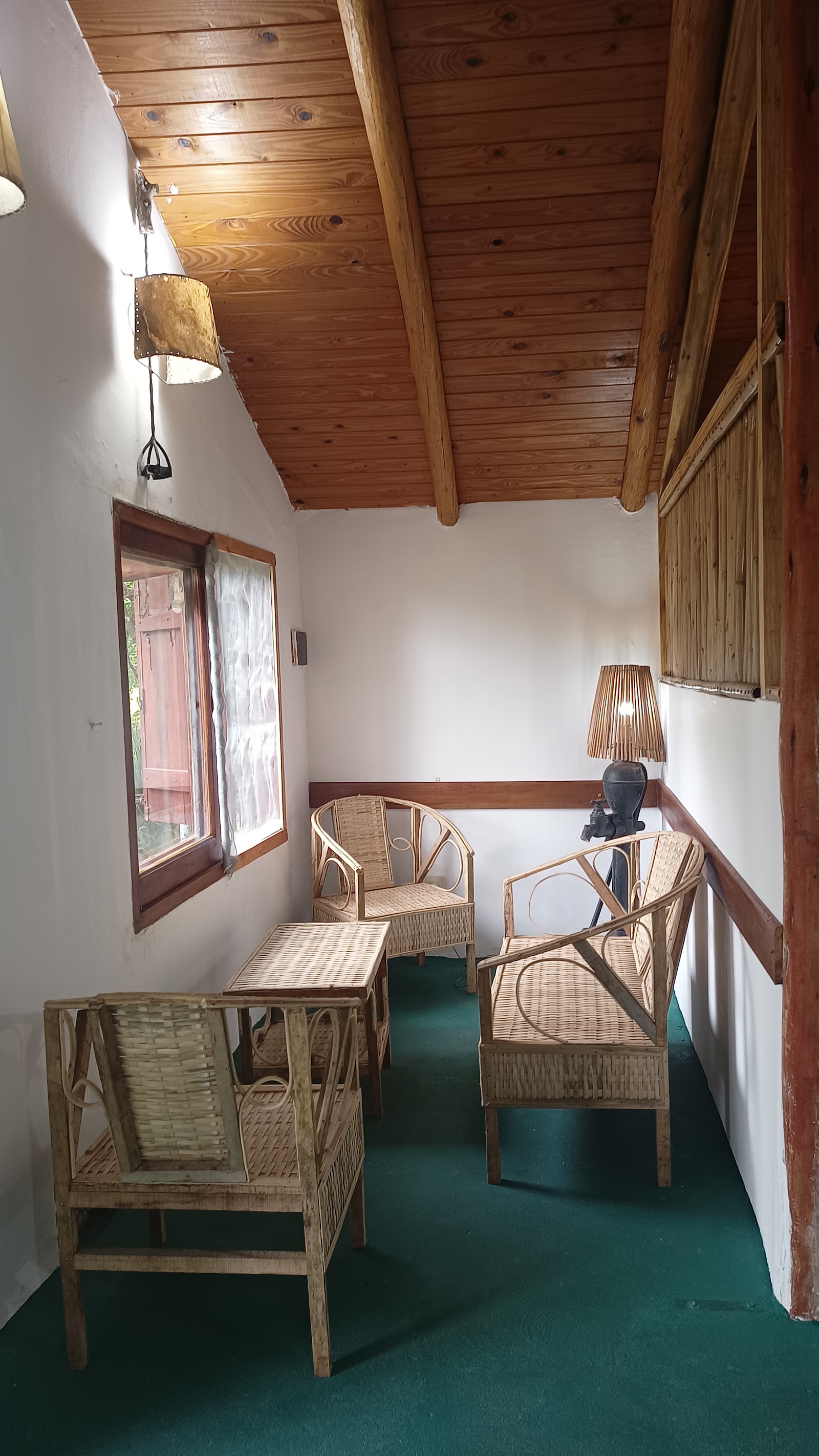 El estar, con sillones de mimbre