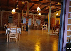 Salón amplio con galería exterior rodeada de verde