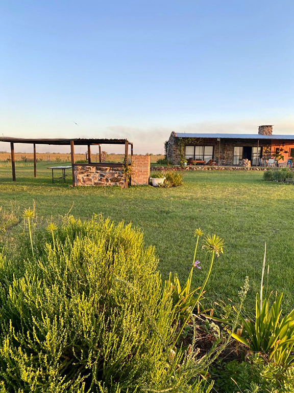 Jardín y cabaña al atardecer  -  Complejo Turístico La Ramona