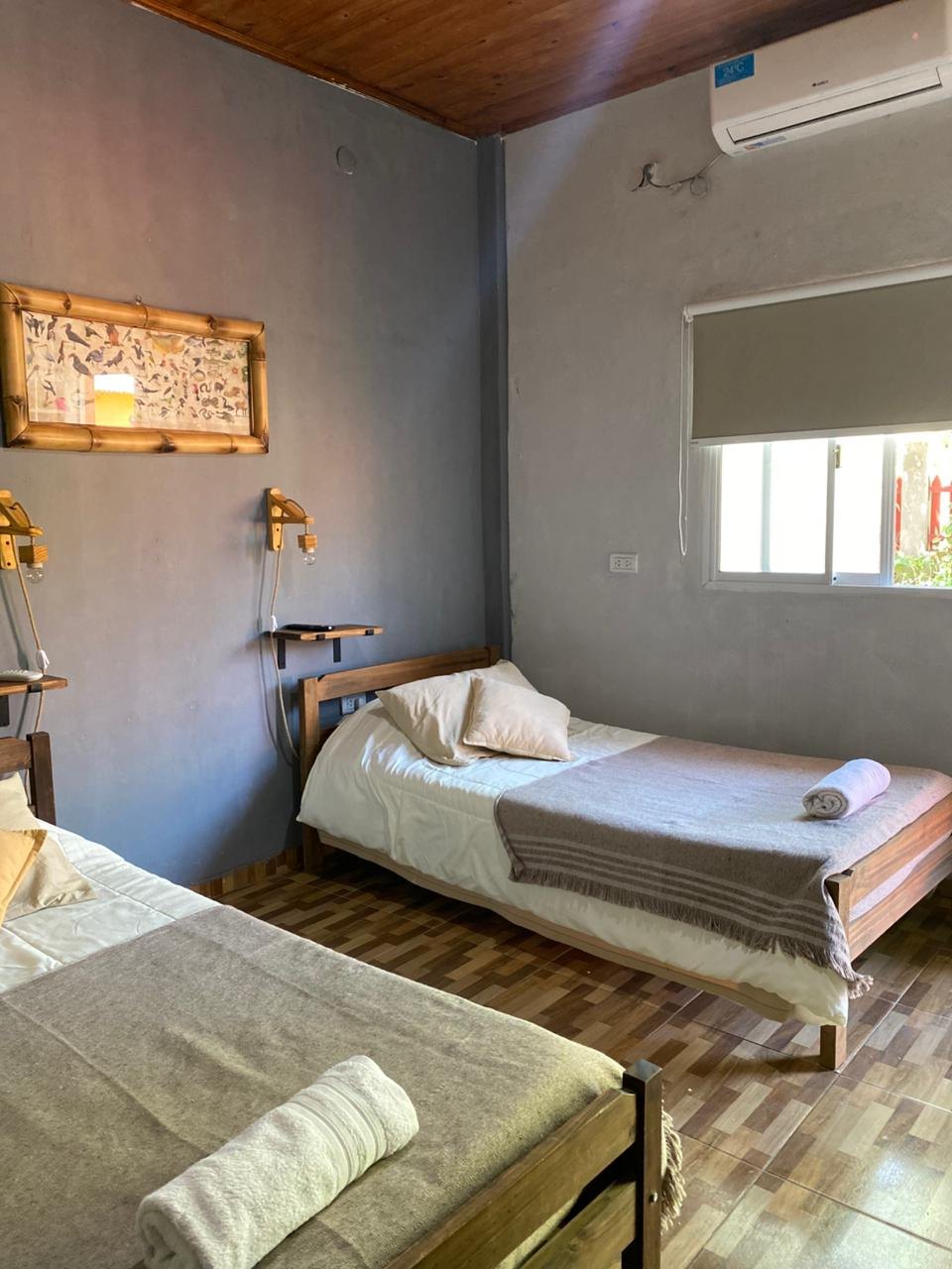 Habitación con dos camas y techo de madera