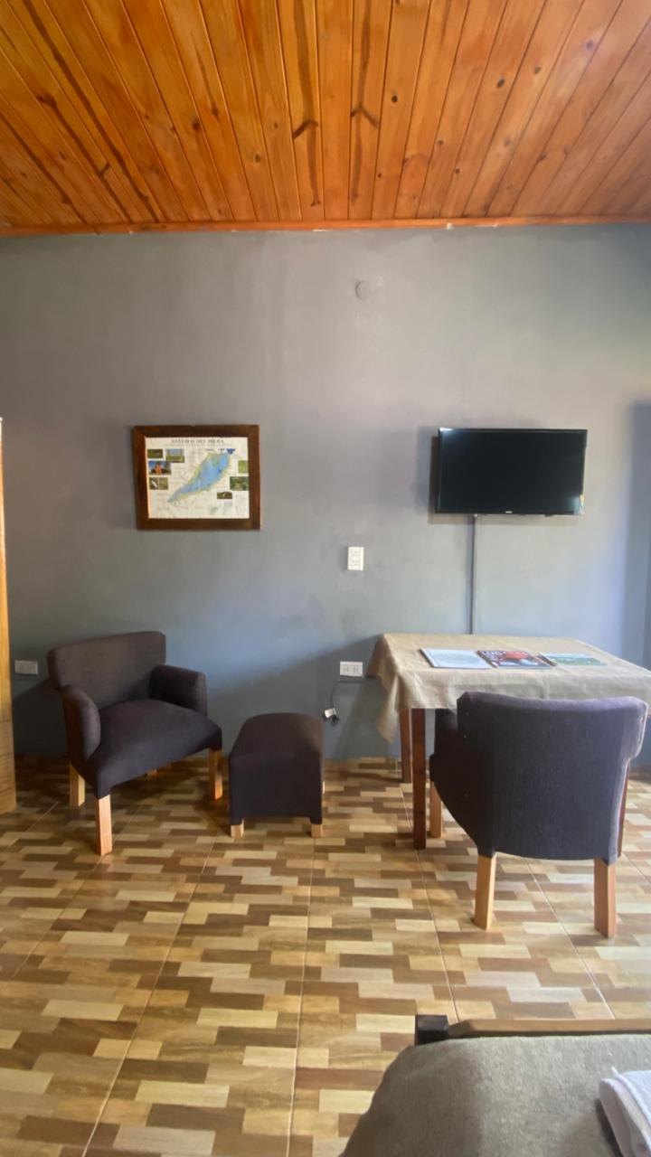 Estar con sillones y el mapa de los Esteros del Iberá