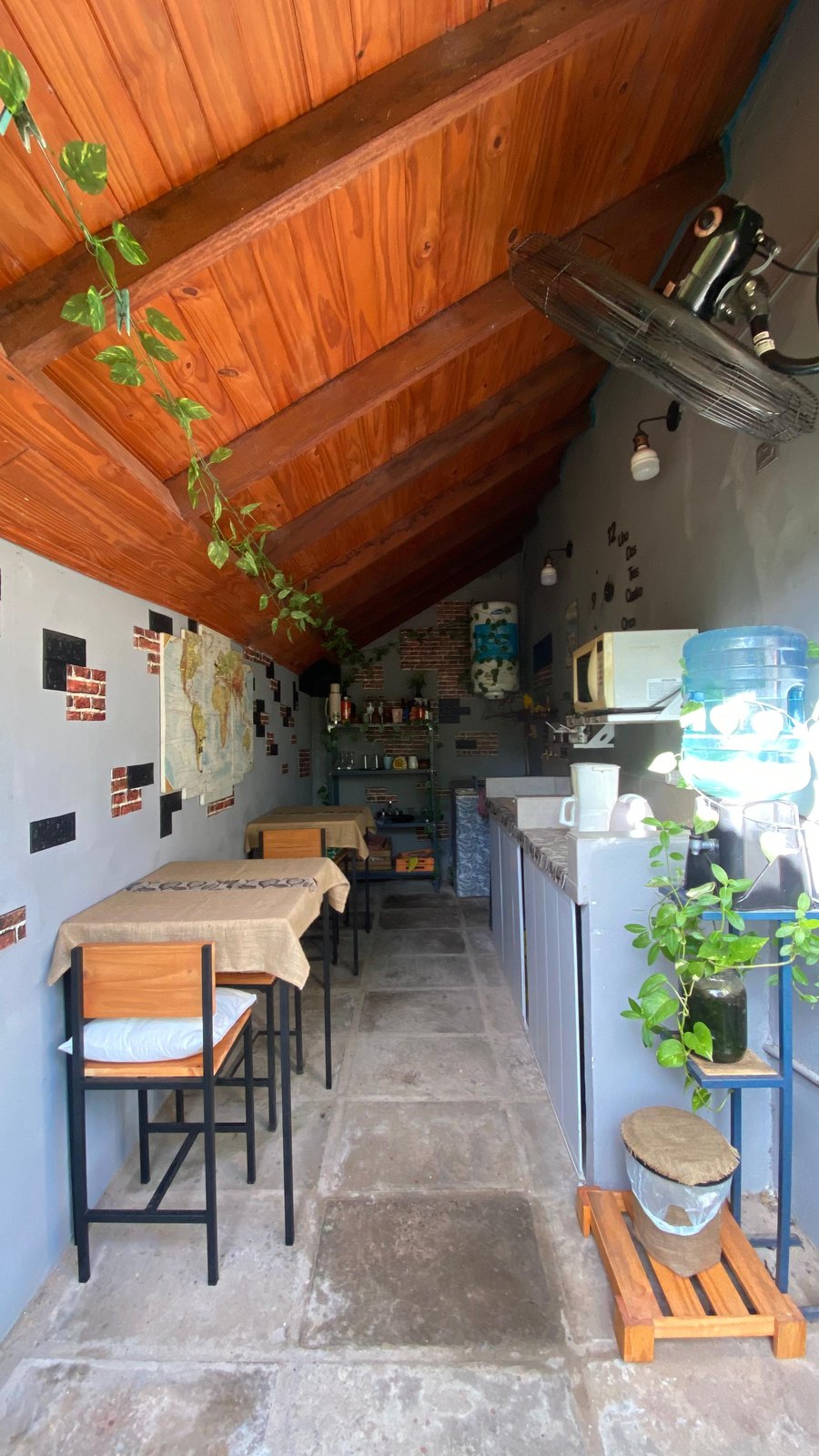 Desayunador común con techo de madera