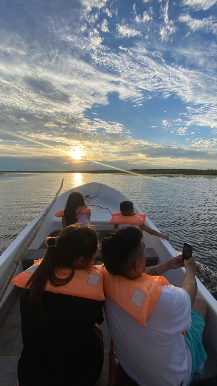 Paseo en lancha por la laguna al atardecer