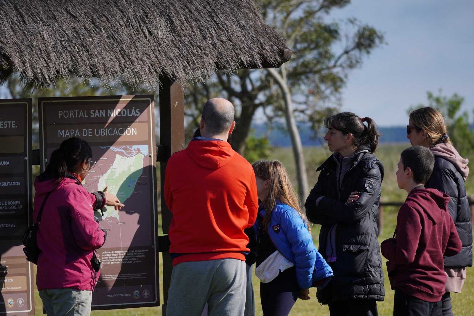 Charla de bienvenida frente al mapa del Portal San Nicolás