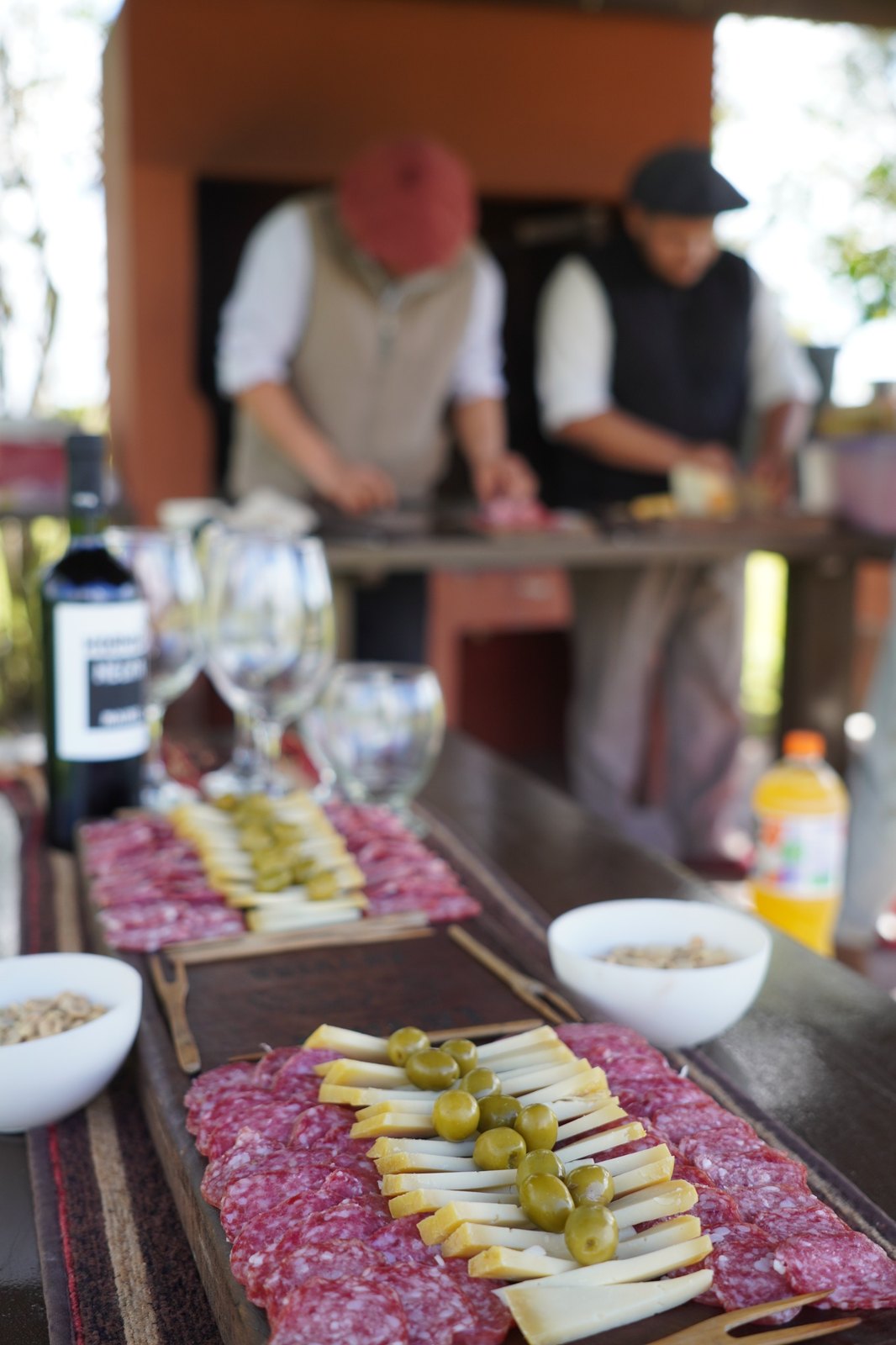 Picada de fiambres y quesos servida en el quincho
