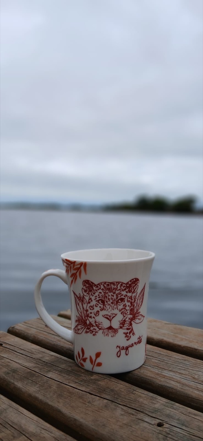 Taza con el yaguareté pintado en terracota, fauna del Iberá