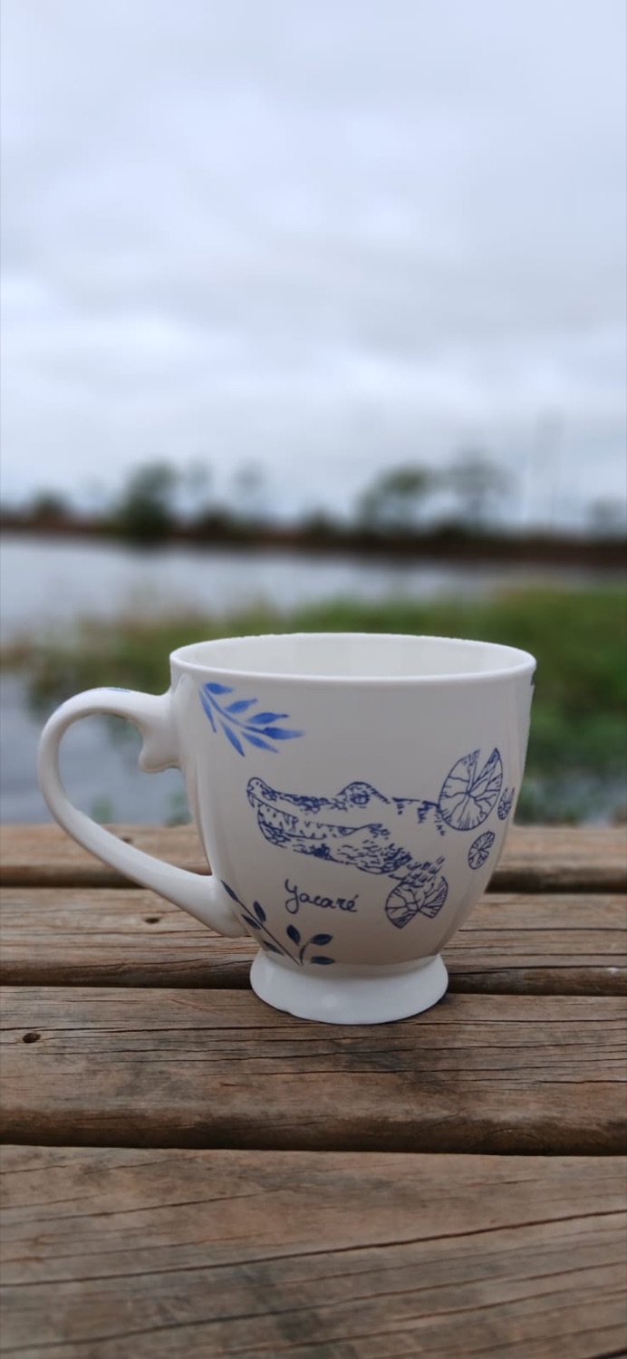Taza con el yacaré entre camalotes, ilustración en azul