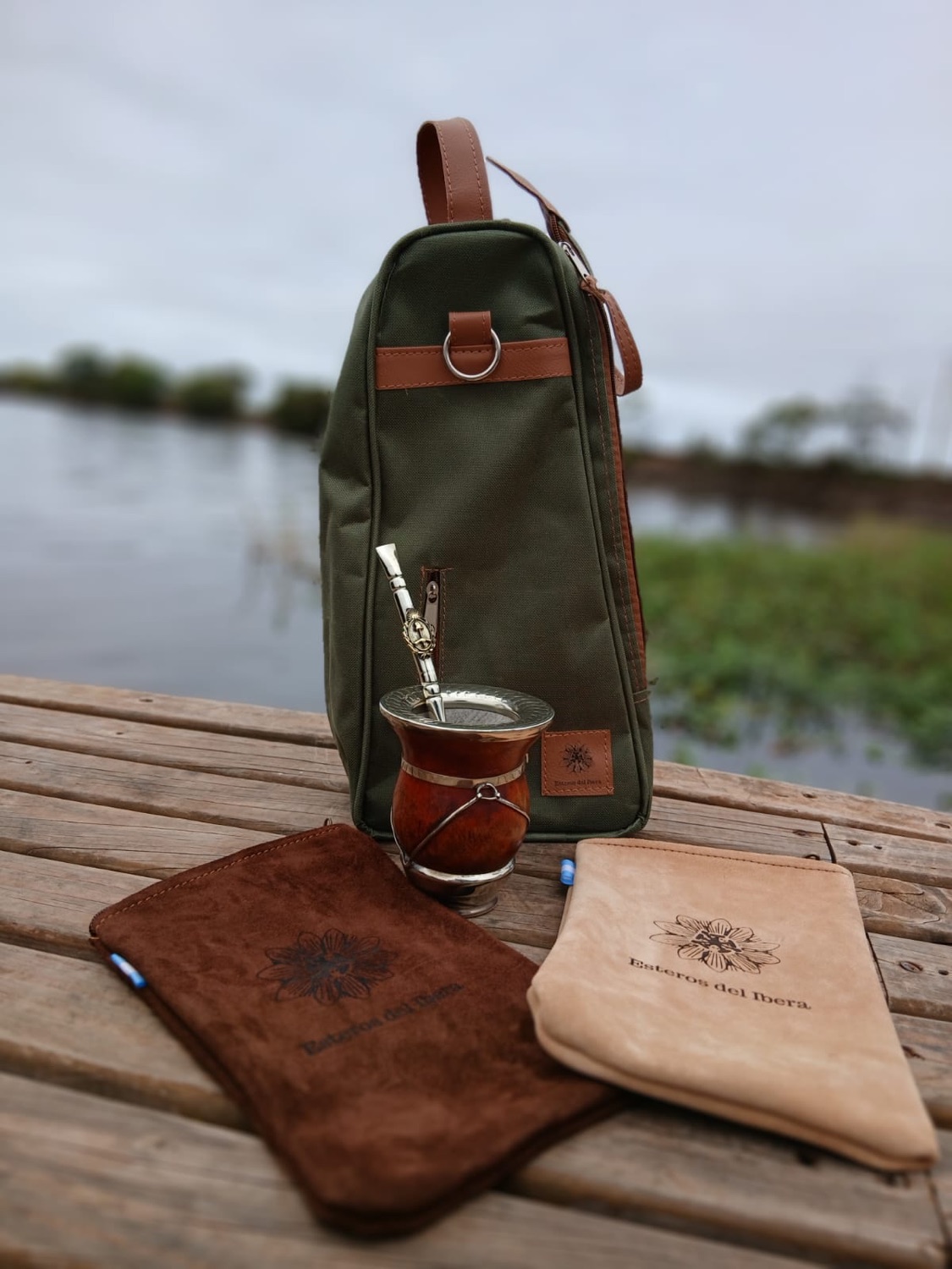 Set matero Esteros del Iberá: bolso, mate y fundas de cuero