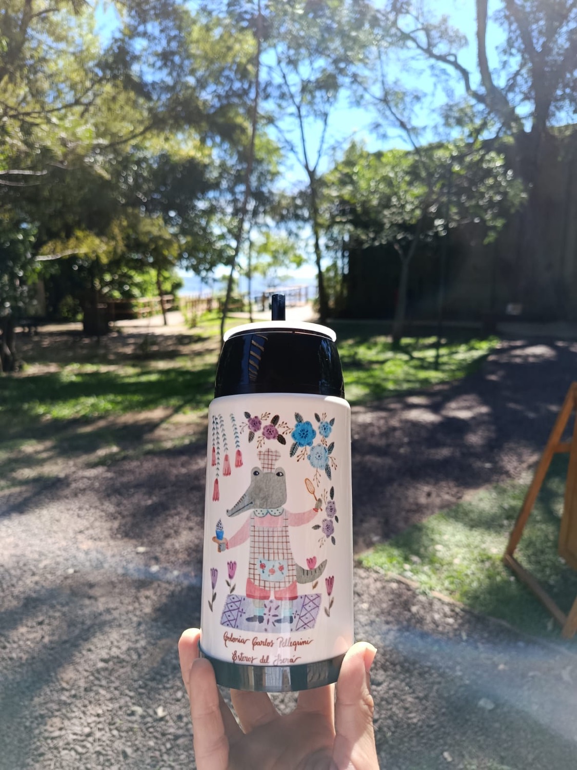 Botella térmica ilustrada con un oso hormiguero