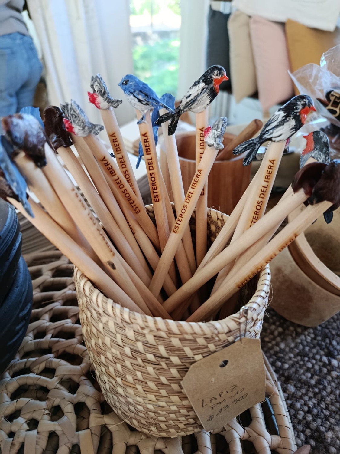Lápices de madera con pájaros del Iberá tallados a mano