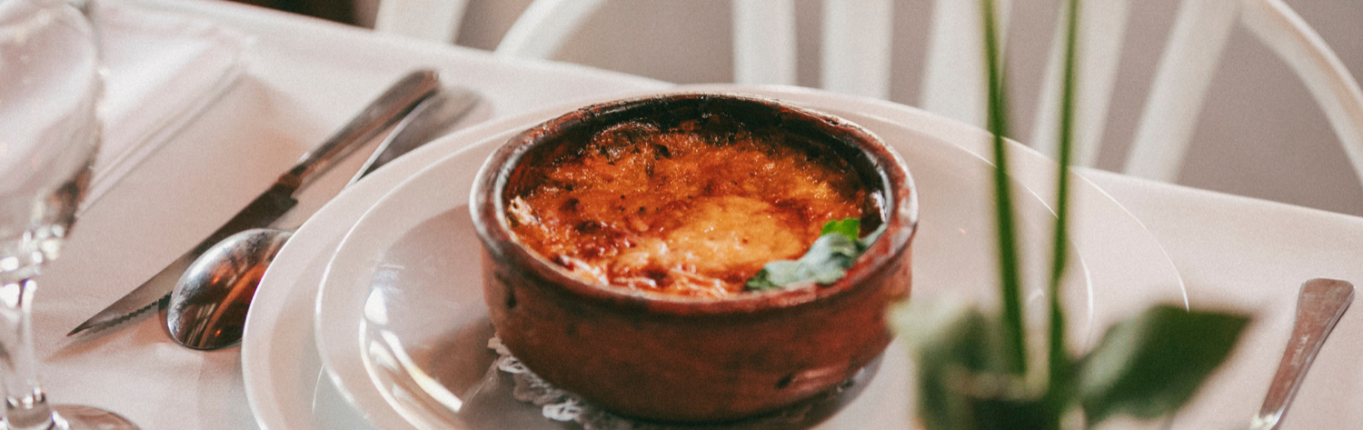 Cocina de autor  -  plato servido en cazuela de barro
