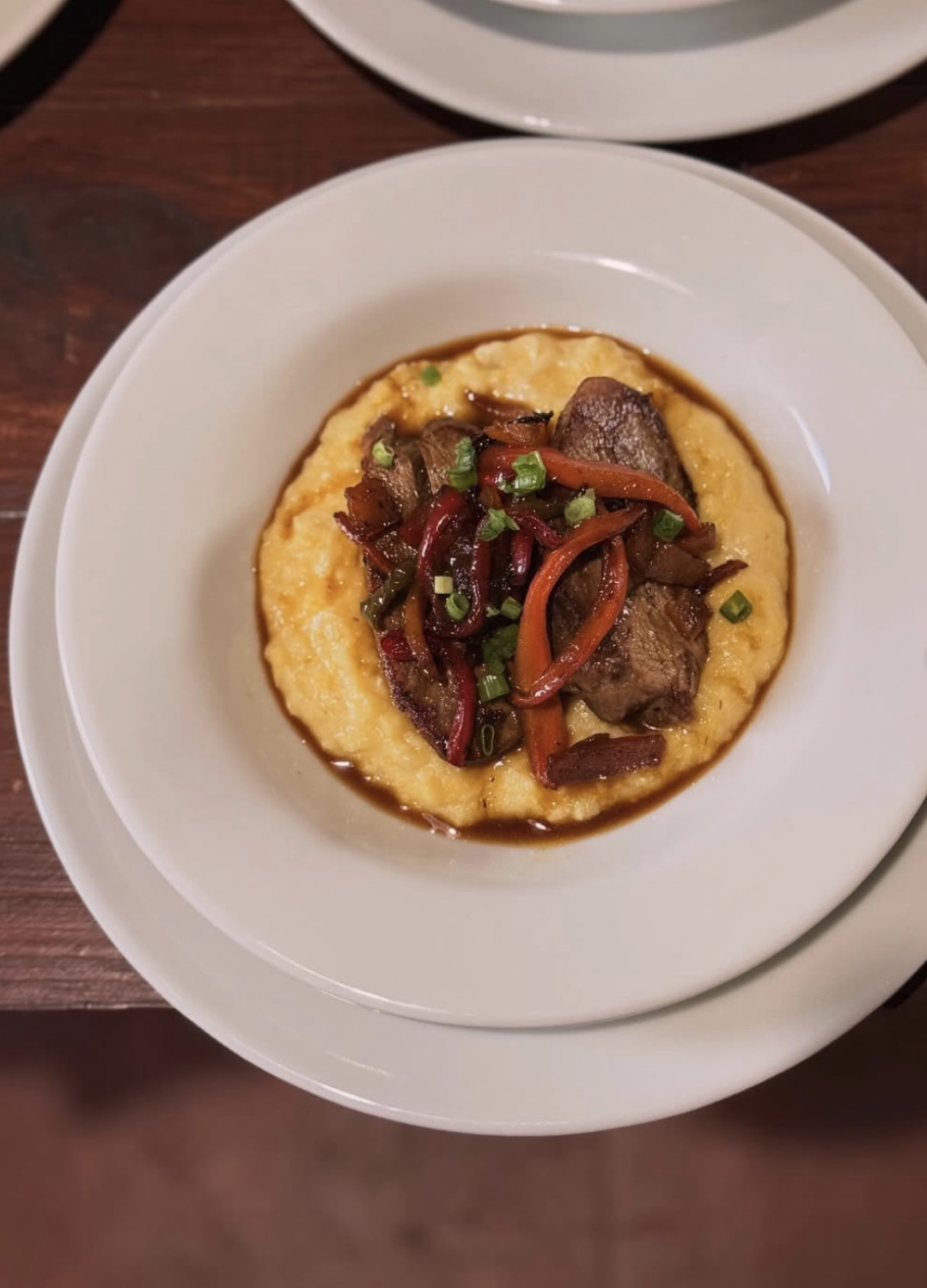 Plato de la cocina criolla correntina con productos del Iberá