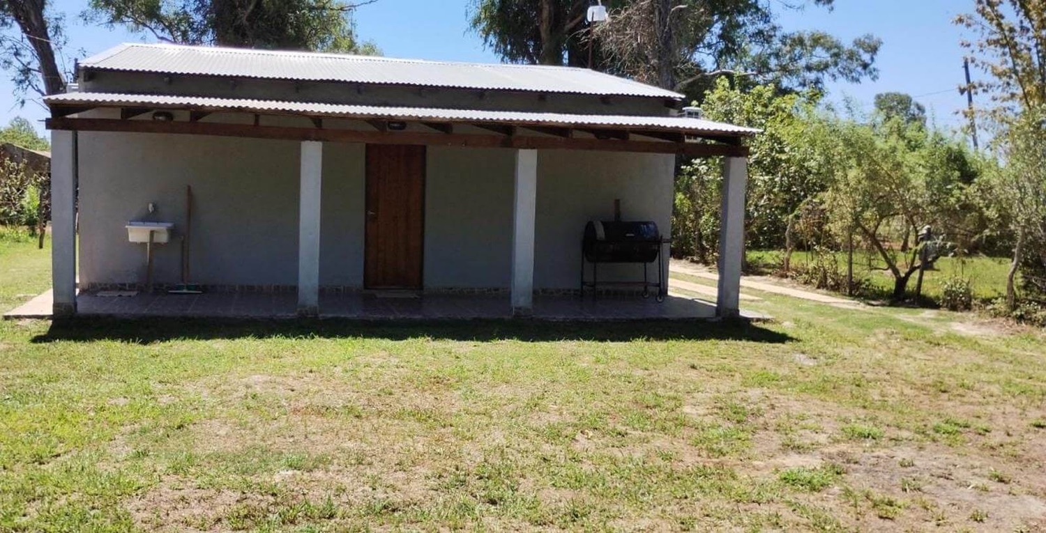 Galería trasera con parrilla y pileta