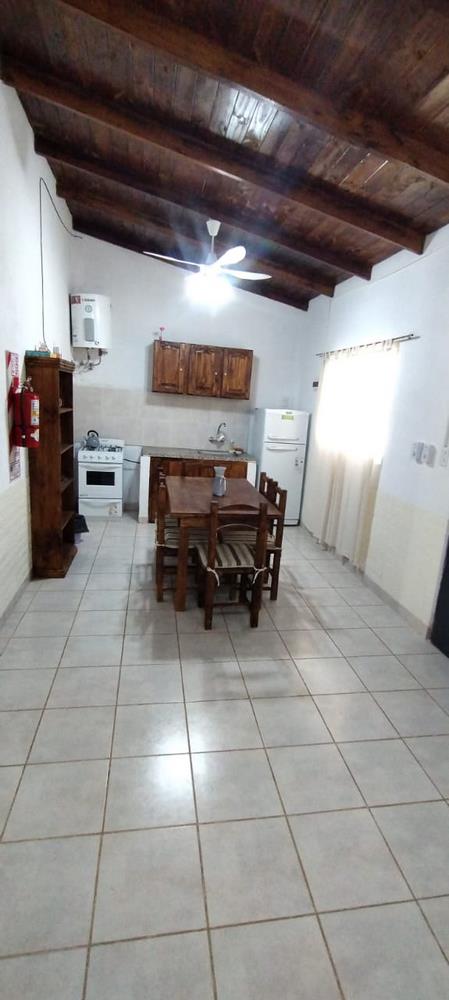 Cocina y comedor con techo de pino