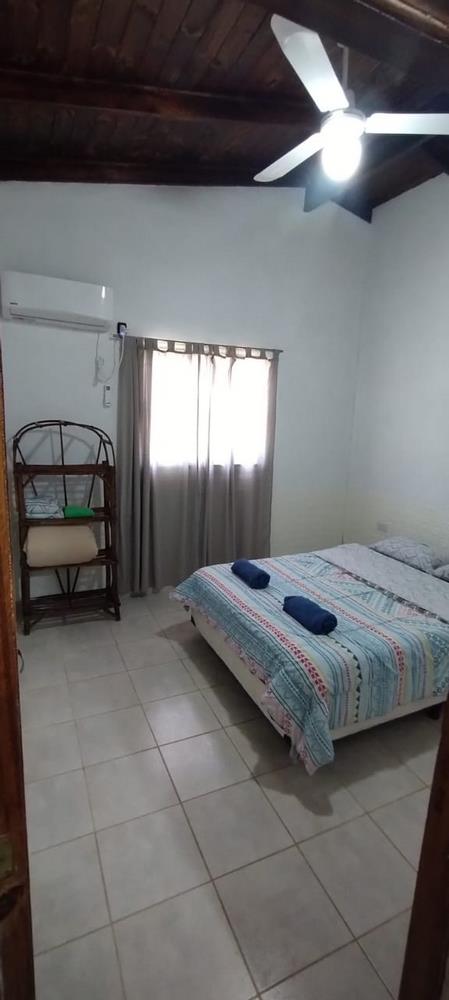Habitación matrimonial con AC y ventilador