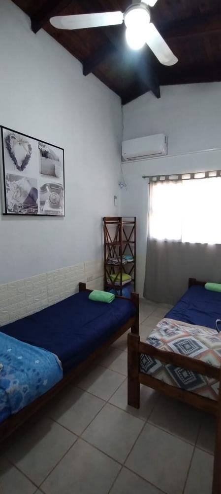 Tercera habitación con dos camas y AC