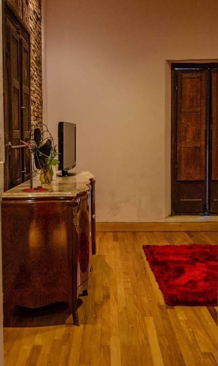 Rincón con cómoda de madera y espejo
