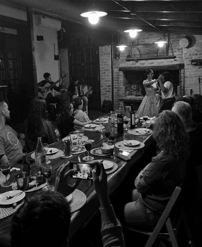 Cena en el comedor, con las mesas llenas