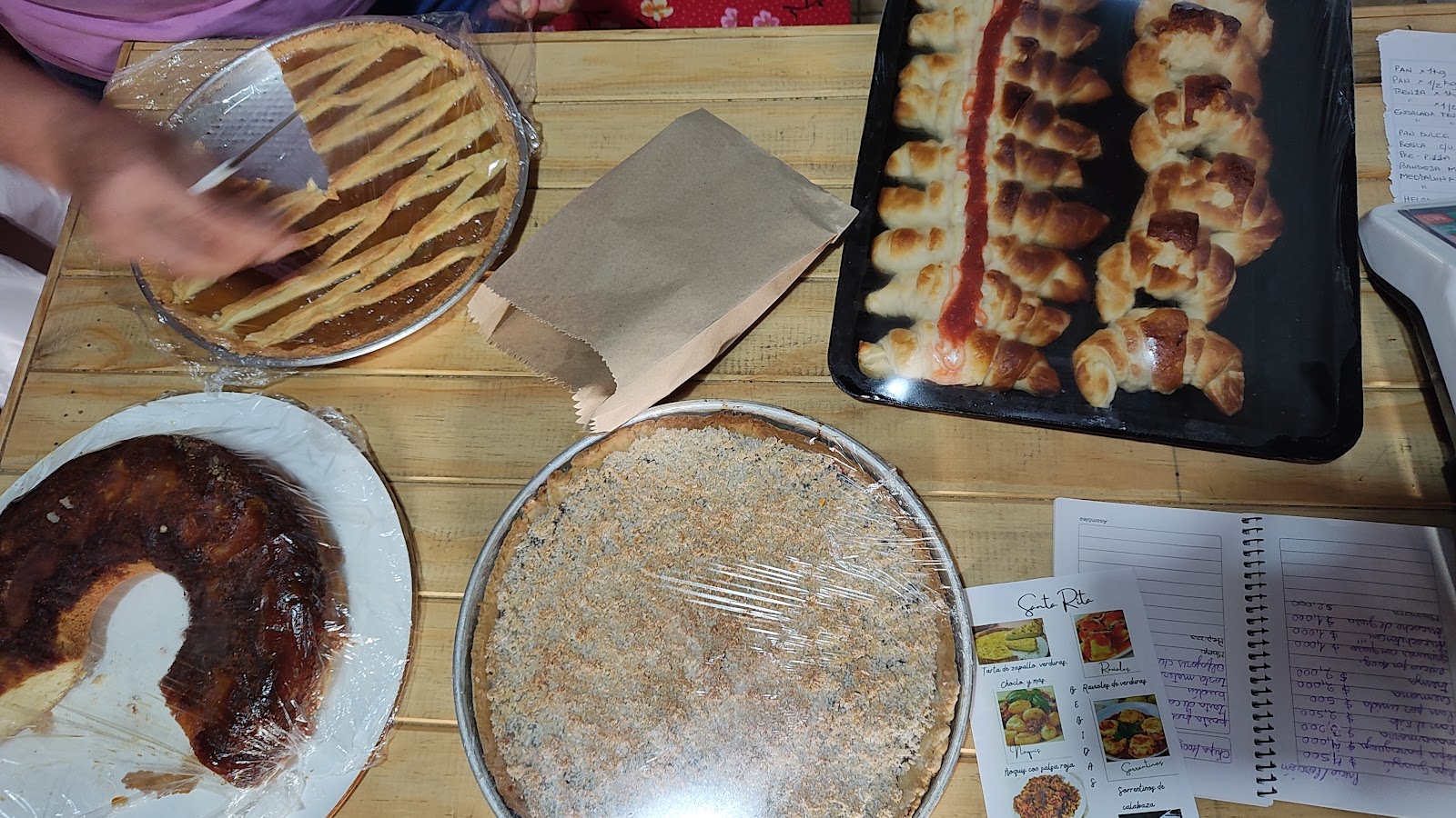 La mesada llena de tortas y facturas