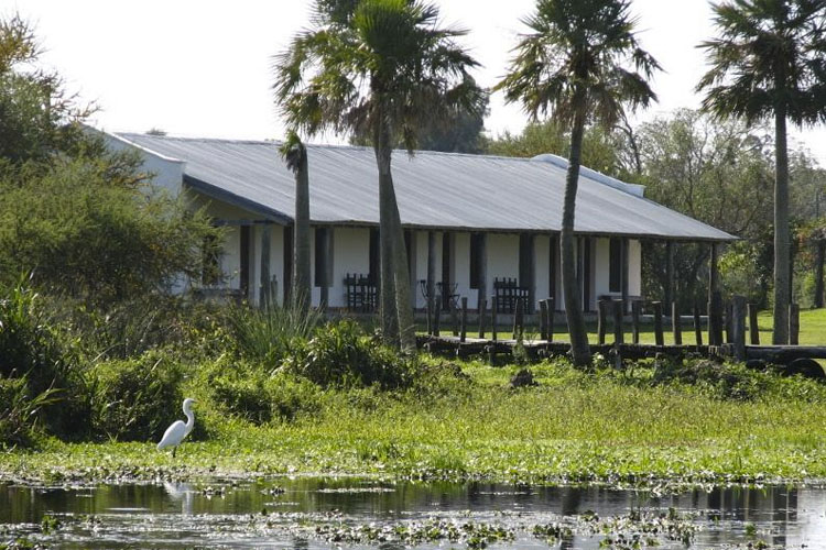 Exterior con jardín y acceso directo al agua