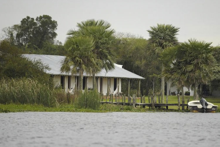 Vista exterior desde la laguna