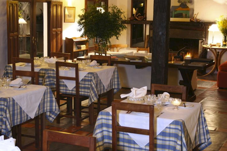 Comedor con mesas vestidas y flores