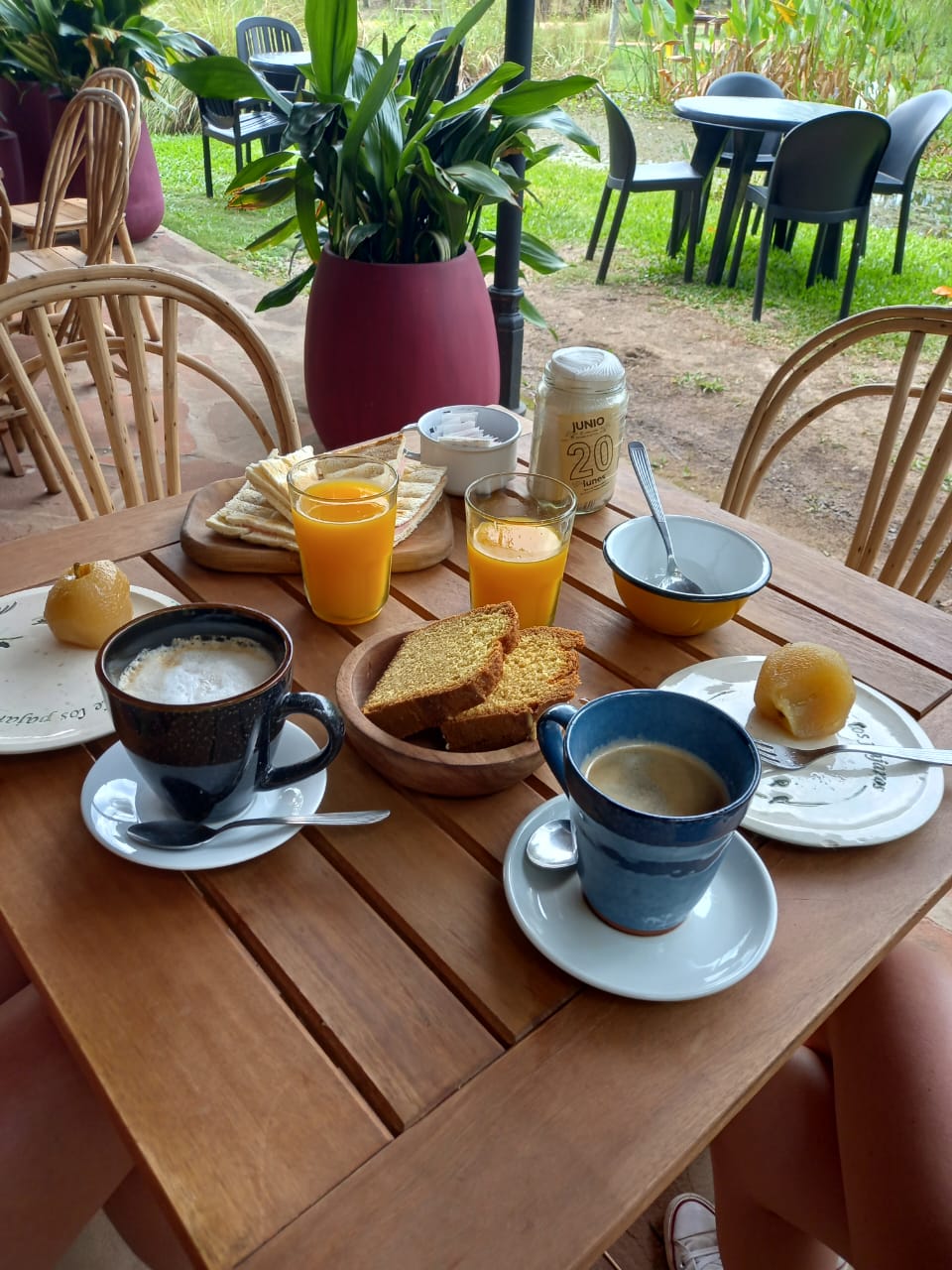 El desayuno, con jugo y budín casero
