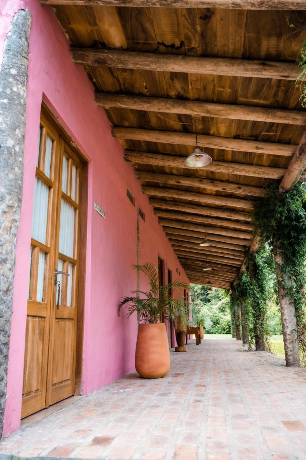 Galería exterior de la Posada Mbareté con sillones de descanso