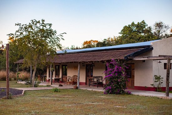 Frente y acceso a la Posada Mboy Cuá en San Miguel